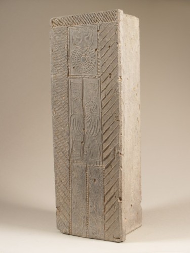 Fragment bouwkeramiek van grijs aardewerk met reliëfdecor van figuren en strepen